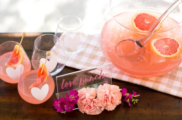 Pretty engagement party ideas that are so simple that anyone can do them. 