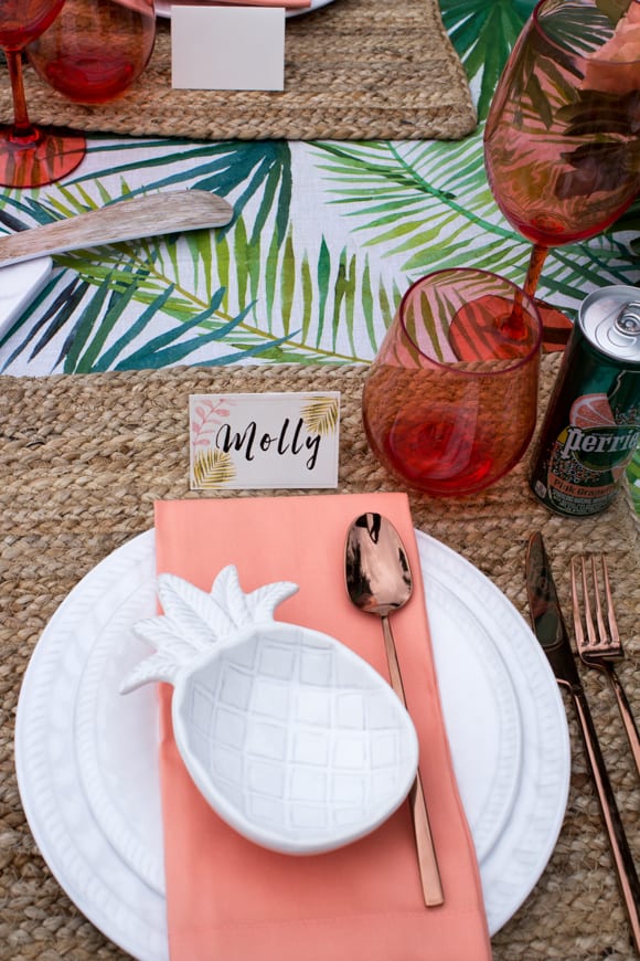Here's a look at a recent backyard dinner party I hosted. I'm sharing 5 simple if you're wondering how to host a backyard dinner party in your space. 