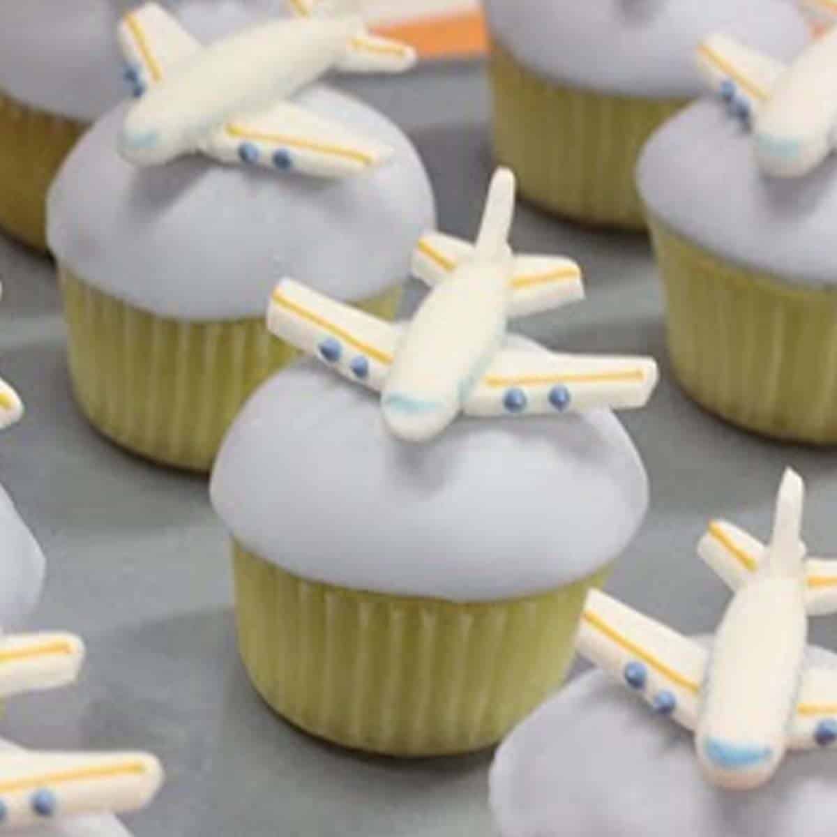 airplane themed cupcakes